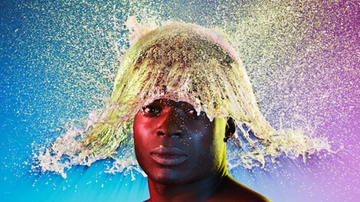 te vei opri cu greu din ras iata cei mai tari cheliosi cu peruci din apa