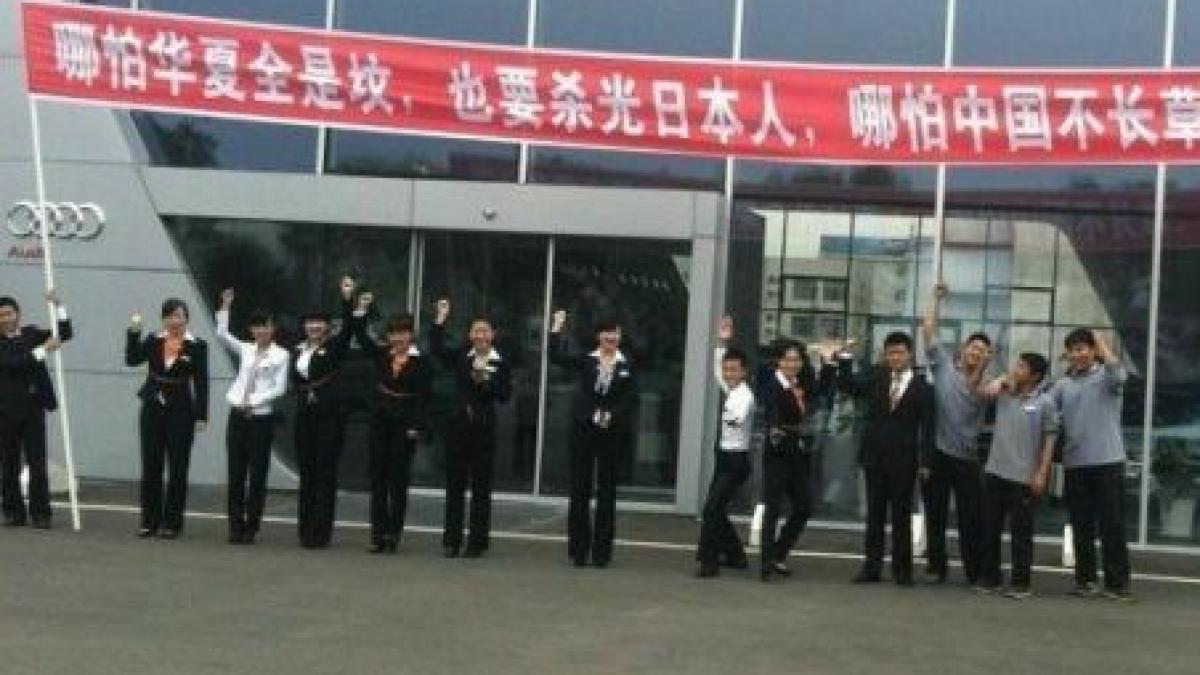 trebuie sa i exterminam pe japonezi cu orice pret mesajul radical afisat in fata unui showroom din