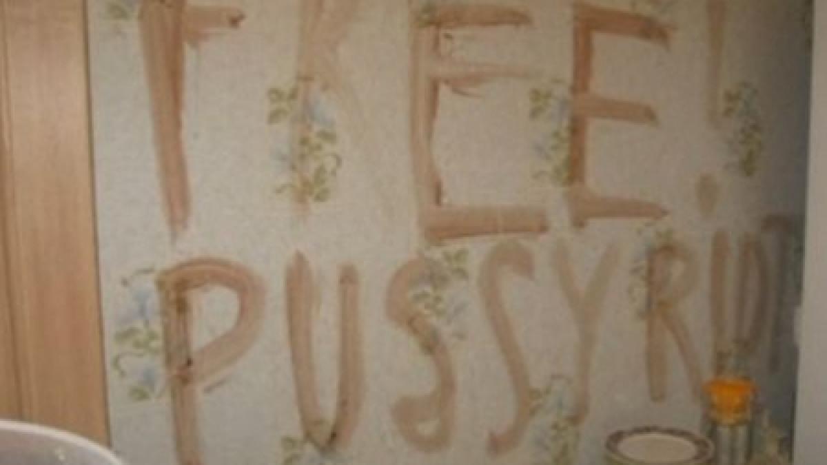 un instructor de yoga a deteriorat o icoana la moscova pentru a sustine pussy riot