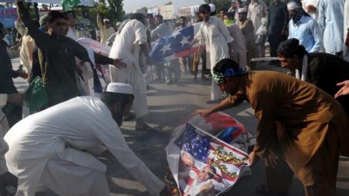 politia pakistaneza a intervenit in forta pentru dispersarea a mii de protestatari din fata unui