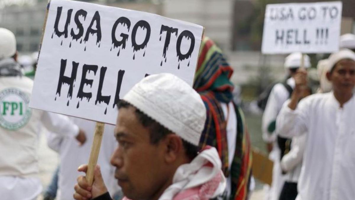 protestele musulmanilor iau amploare zeci de mii de musulmani au iesit in strada