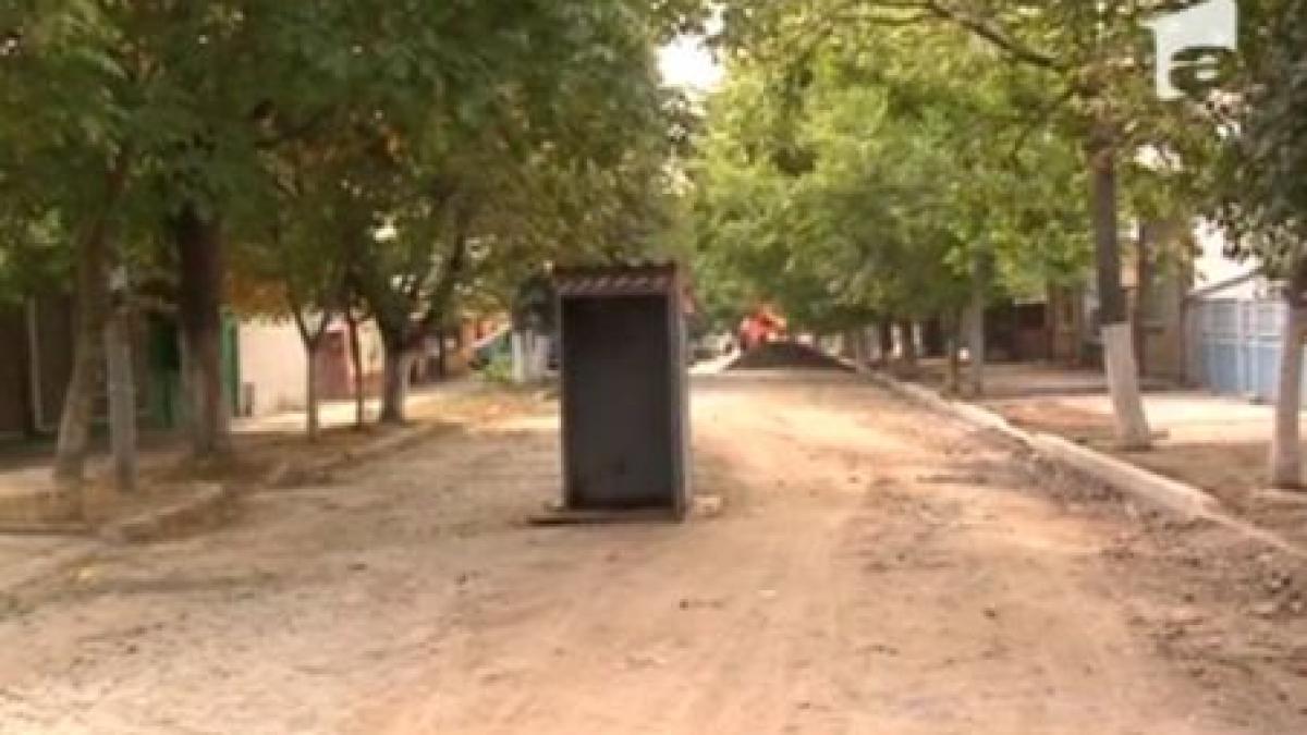 sa vezi si sa nu crezi in galati toaletele se fabrica din tabla si se monteaza in mijlocul strazii