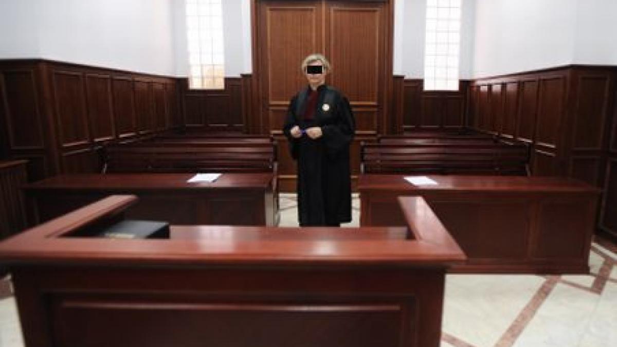 sefa curtii de apel iasi acuzata de favorizarea infractorului ea a anuntat un suspect ca va fi