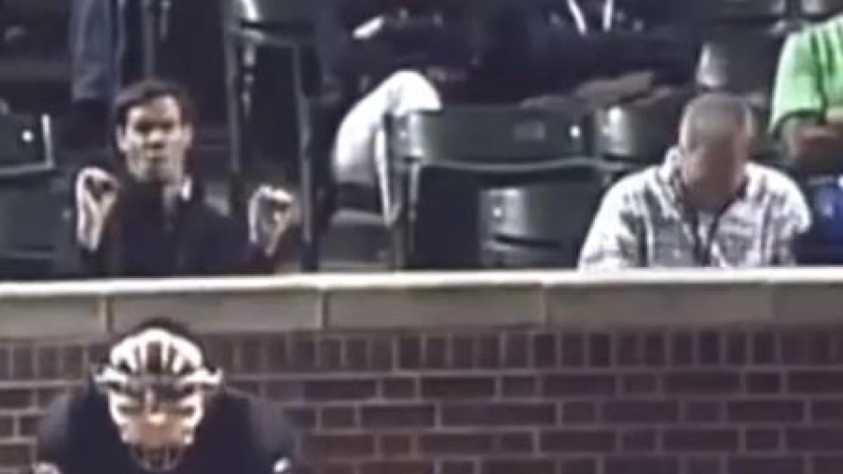 a simulat sexul oral si a fost evacuat de pe stadion