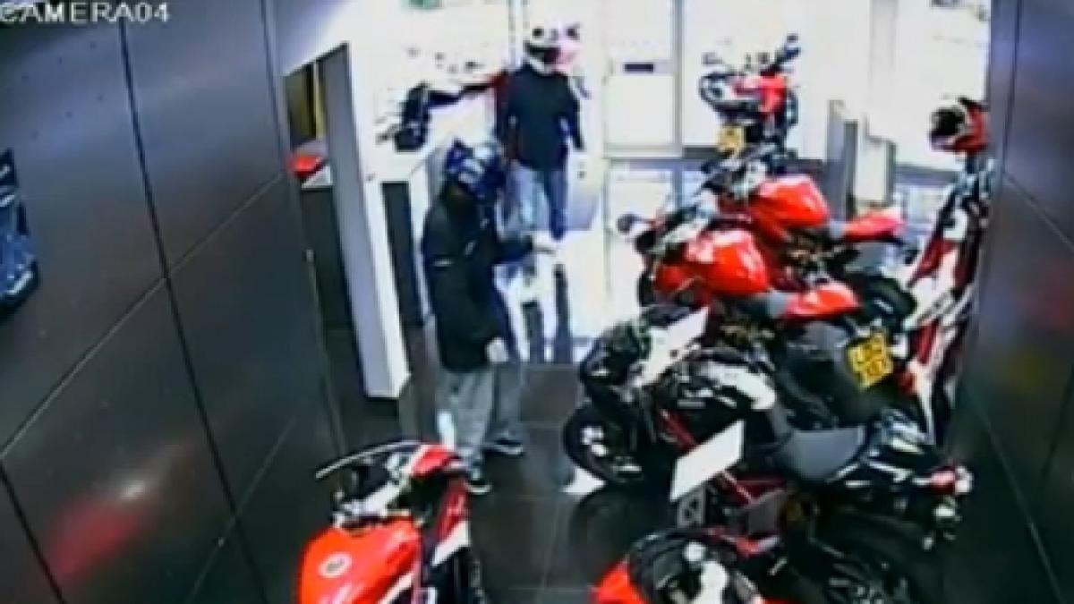 culmea tupeului au intrat in magazin pregatiti sa fure motociclete in plina zi cum s a terminat