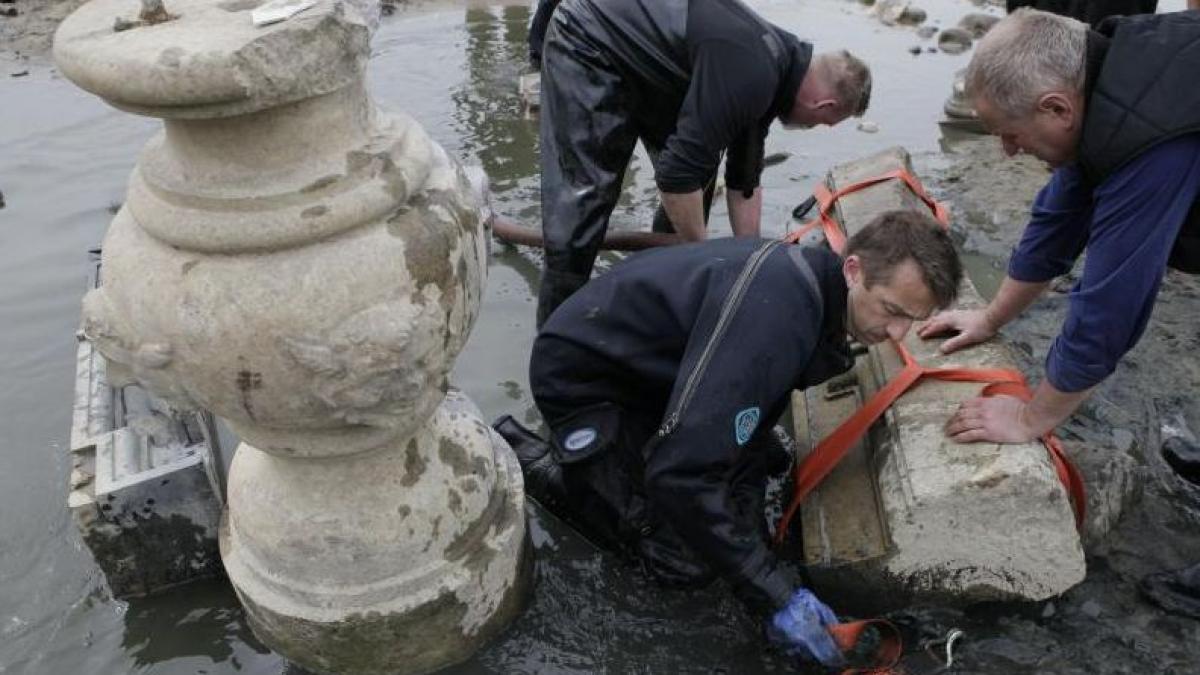 dupa ce a stat 300 de ani sub ape o comoara a fost scoasa la lumina in polonia