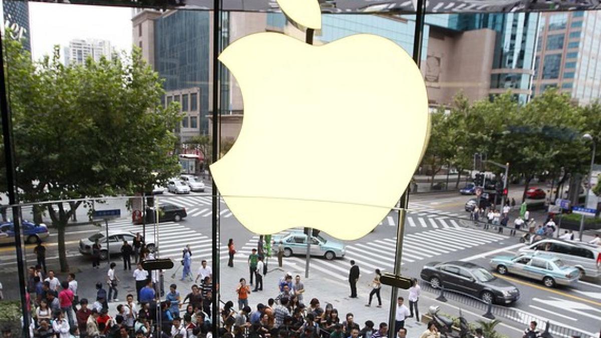 iphone 5 a ajuns in magazine sute de oameni au stat la coada pentru noul telefon