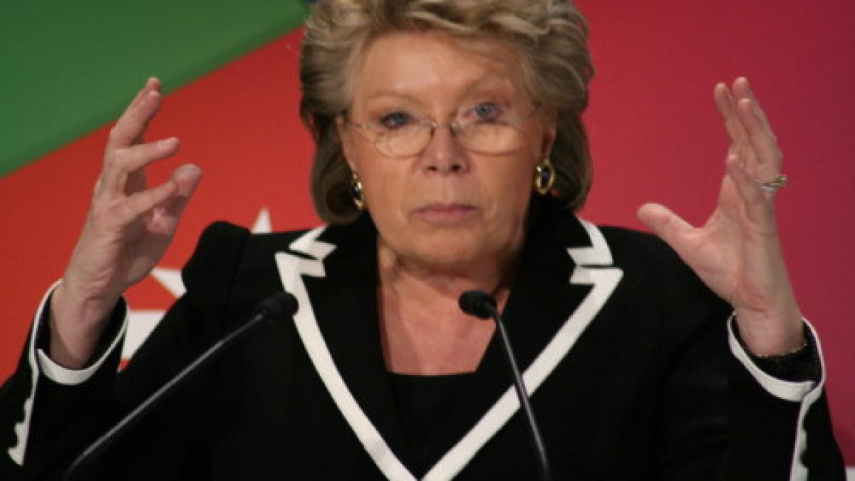 isi mai aduce viviane reding ca justitia este oarba ce cadou a primit comisarul european de la