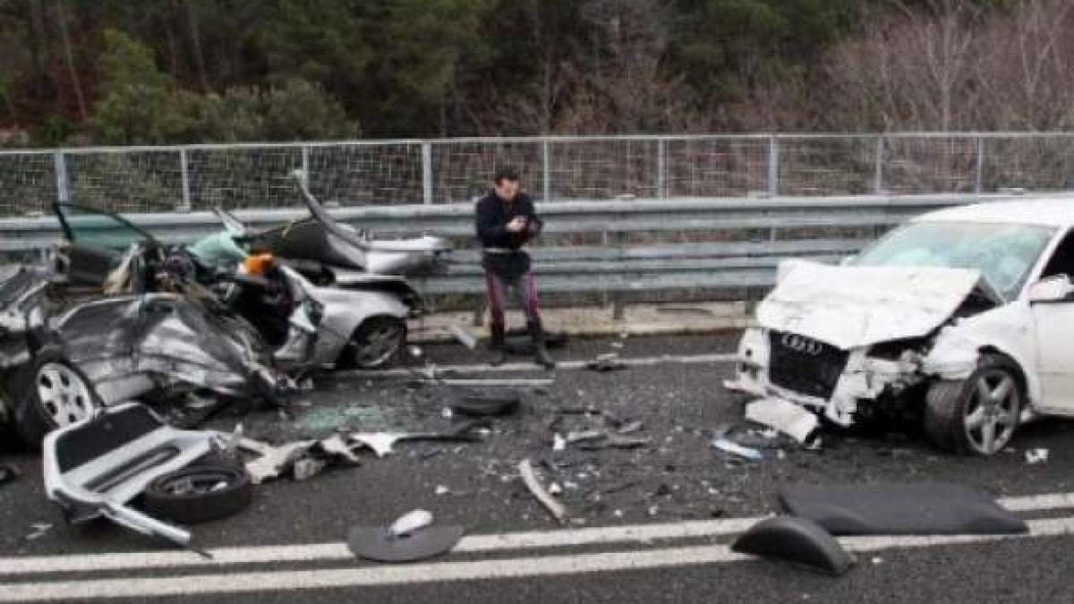 patru persoane au murit in italia se pare ca microbuzul implicat in accident era plin cu romani