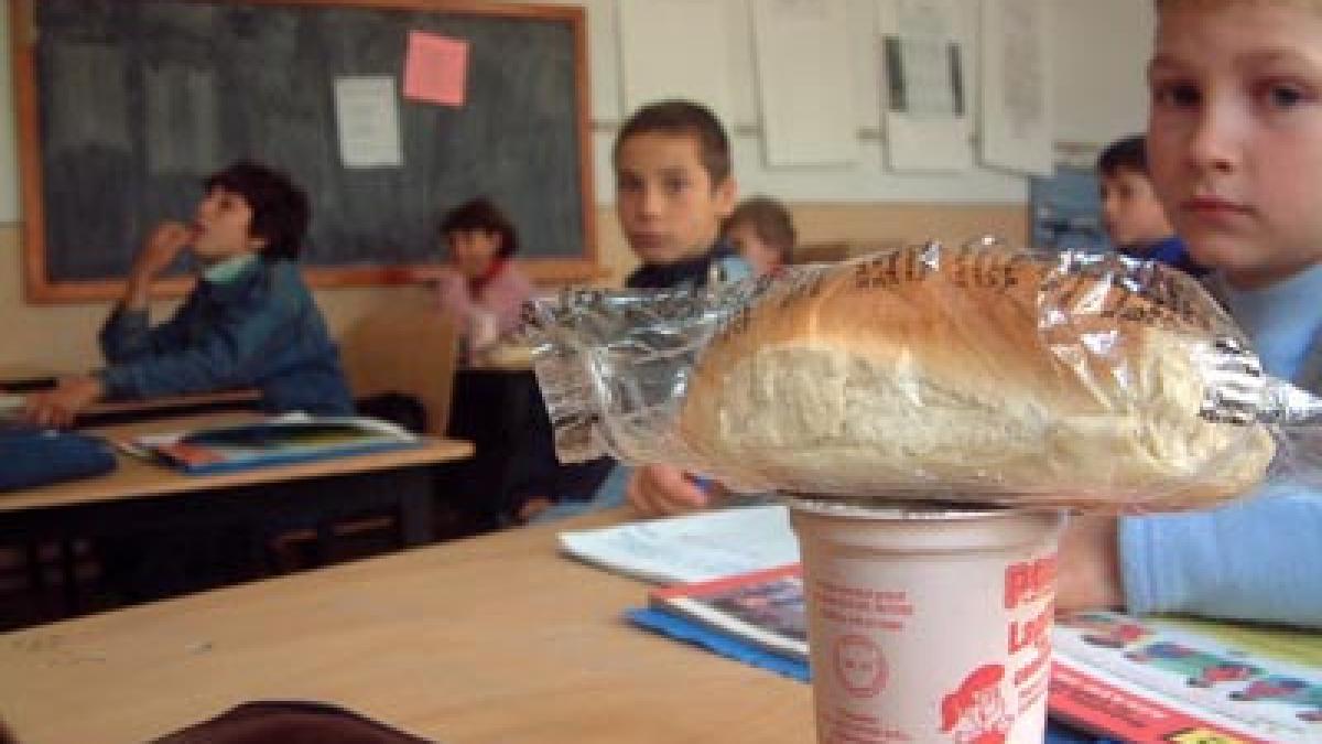peste 60 000 de copii nu mai primesc la scoala cornul si laptele autoritatile au reziliat