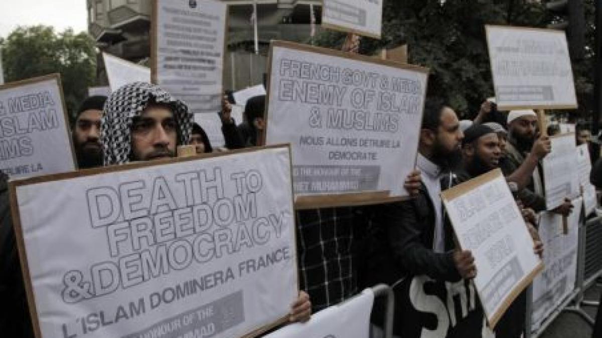 proteste in fata ambasadei frantei din londra aproximativ 100 de musulmani denunta publicarea