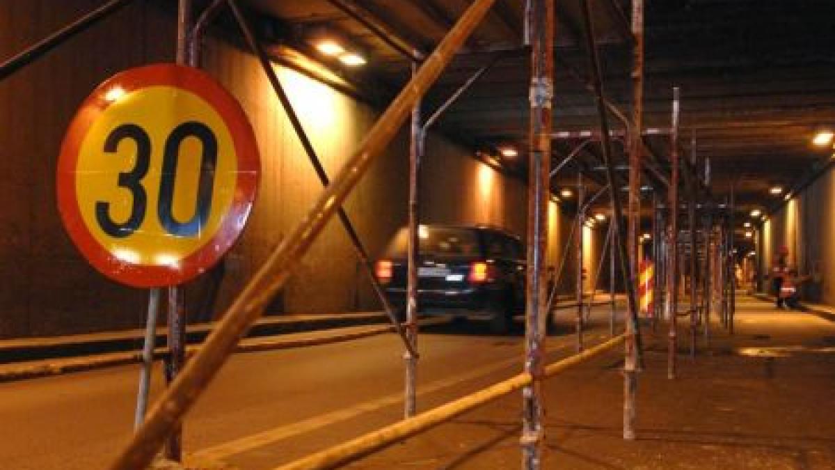 traficul din bucuresti dat peste cap de ploaia torentiala pasajul unirii a fost inundat