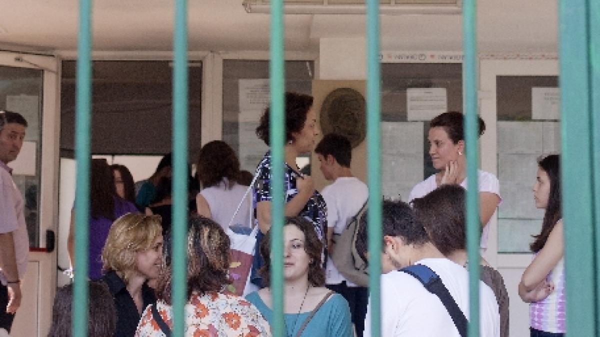 paznicul unui liceu sucevean a fost batut si apoi aruncat peste gard de doi tineri