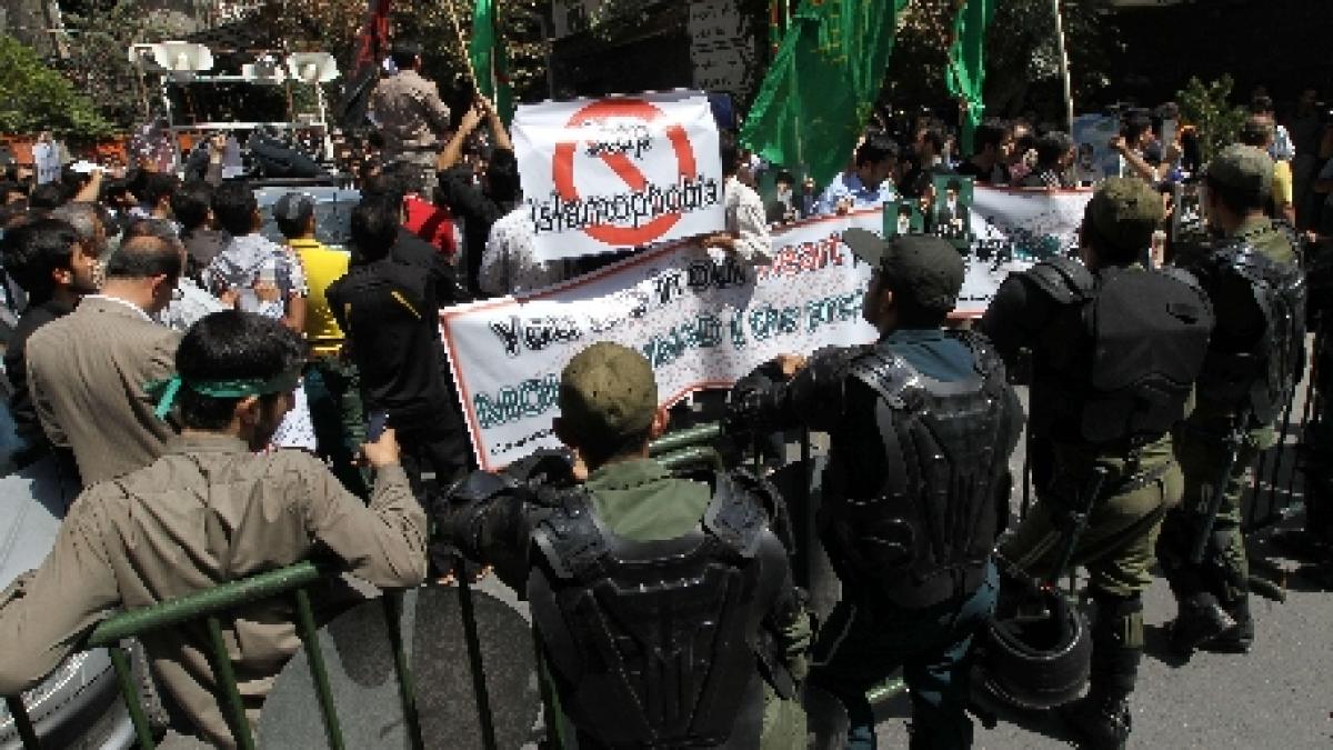 teheran circa 300 de persoane au manifestat in fata ambasadei frantei moarte americii moarte