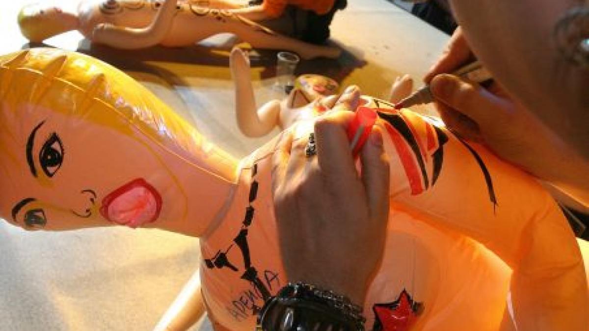 papusa gonflabila scoasa de salvamari din apele marii