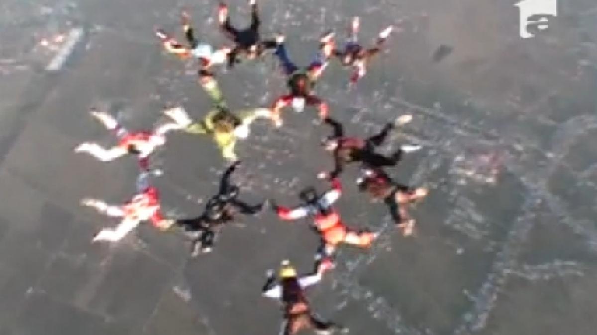 record al parasutistilor romani 16 profesionisti au reusit o prindere in cadere libera in forma de