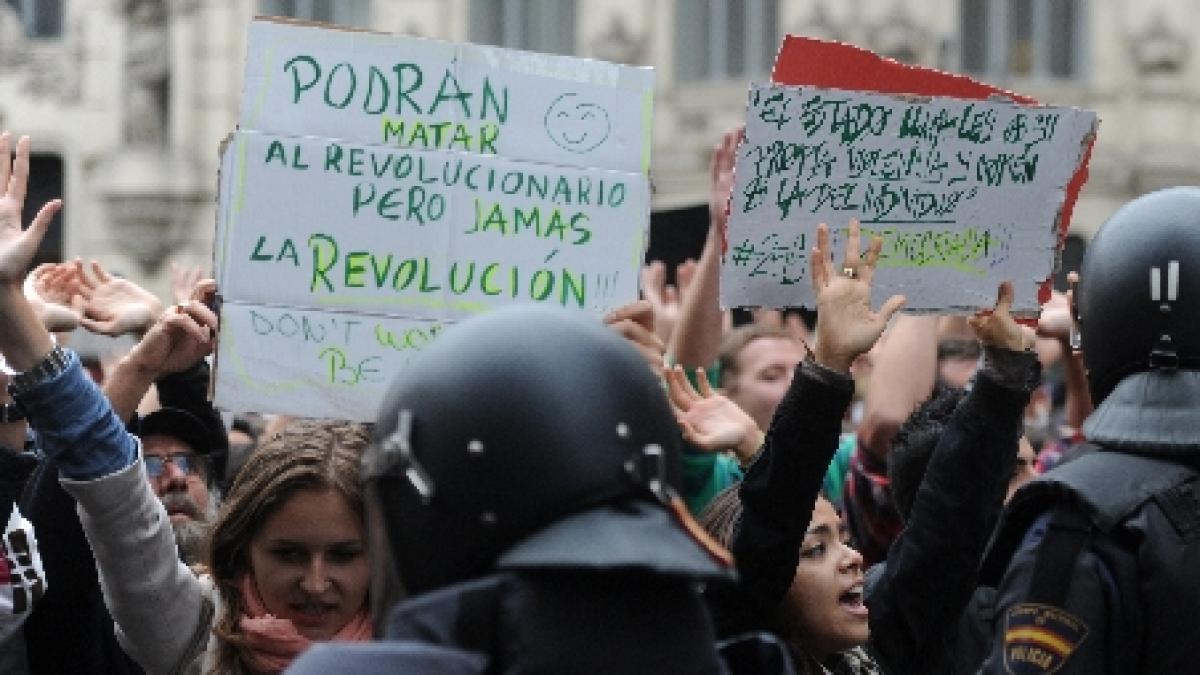 Proteste violente la Madrid faţă de măsurile de austeritate: „Armele noastre sunt mâinile în aer“