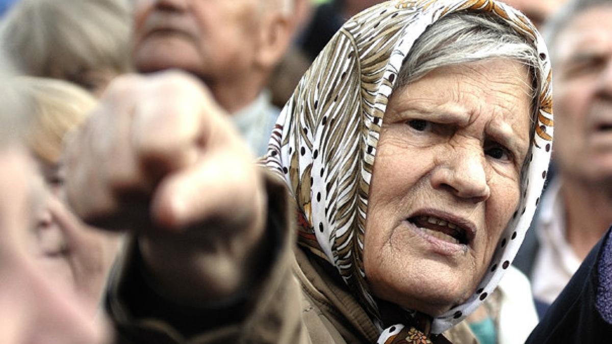 saracie si umilinta la batranete primesc 40 de lei pensie la polul opus pensiile de lux ajung la 5