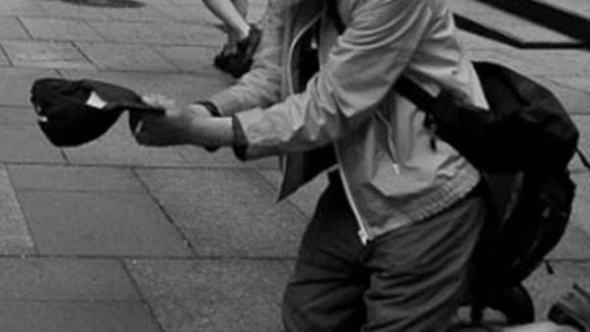 saracul cersetor bogat cu trei telefoane mobile si un mp3 player in buzunar cati bani castiga intr