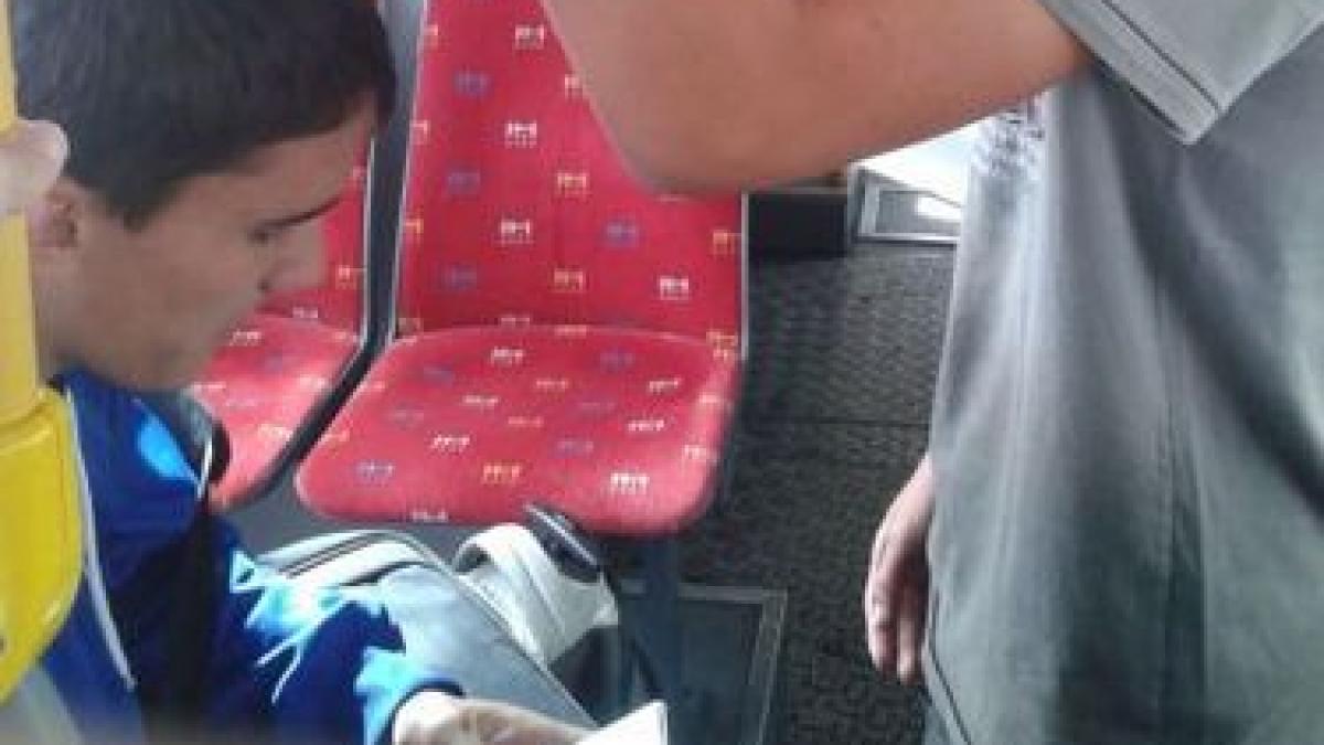 era in autobuz cand a facut asta si toata lumea l a fotografiat n as fi plecat in halul asta de