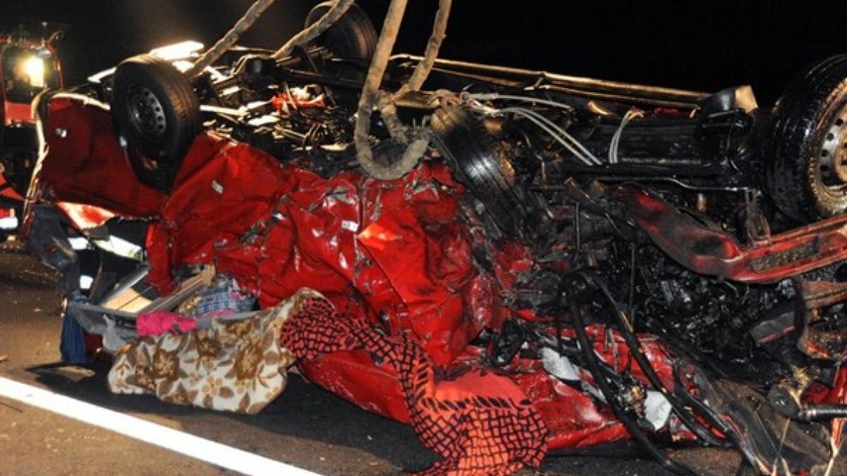 impact nimicitor la iesirea din sibiu un tanar a murit dupa ce masina lui s a rupt in doua la