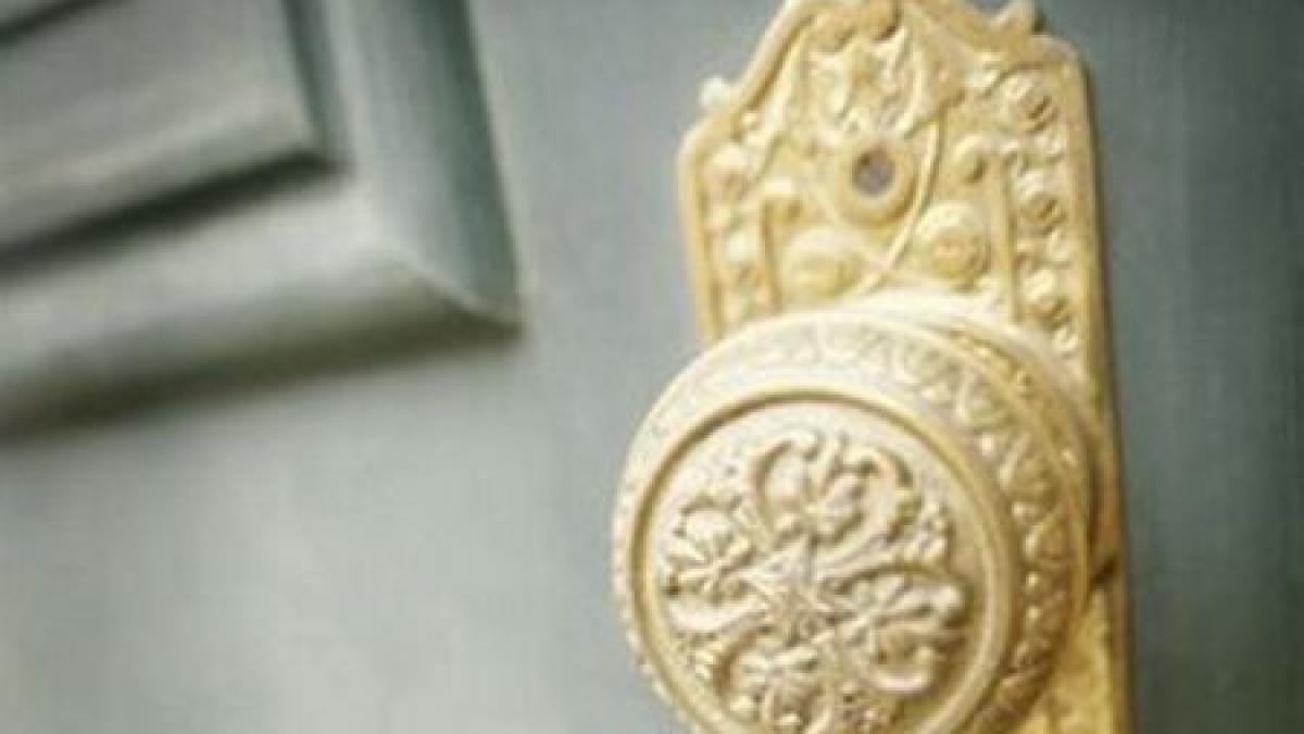 parlamentarii blocati in parlament zece clante in valoare de 700 de euro fiecare au fost furate