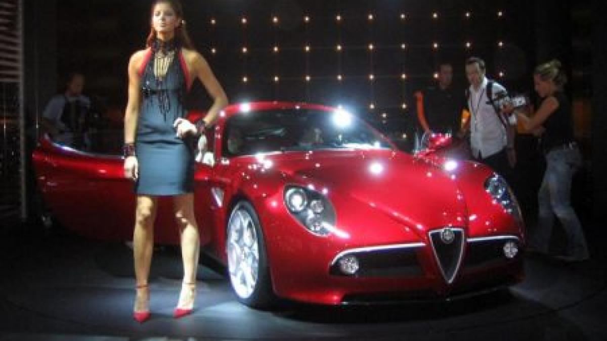 masini frumoase si femei superbe in orasul dragostei astazi se deschide salonul auto de la paris