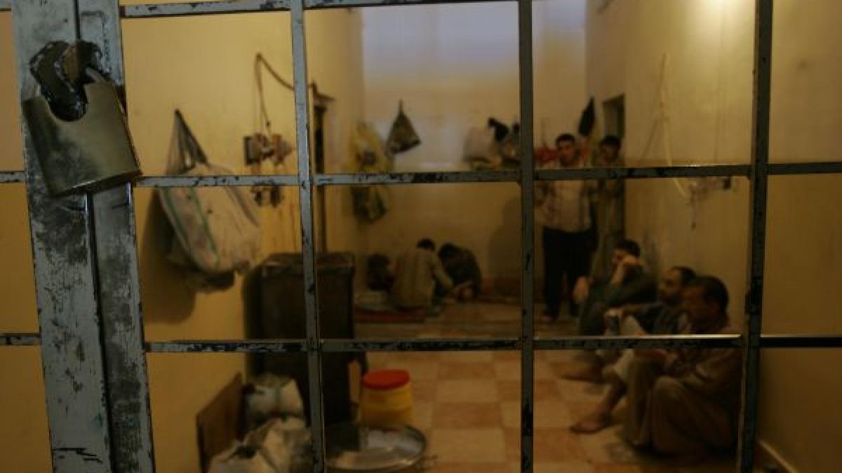 cel putin 12 politisti au murit in timpul unei revolte dintr o inchisoare irakiana