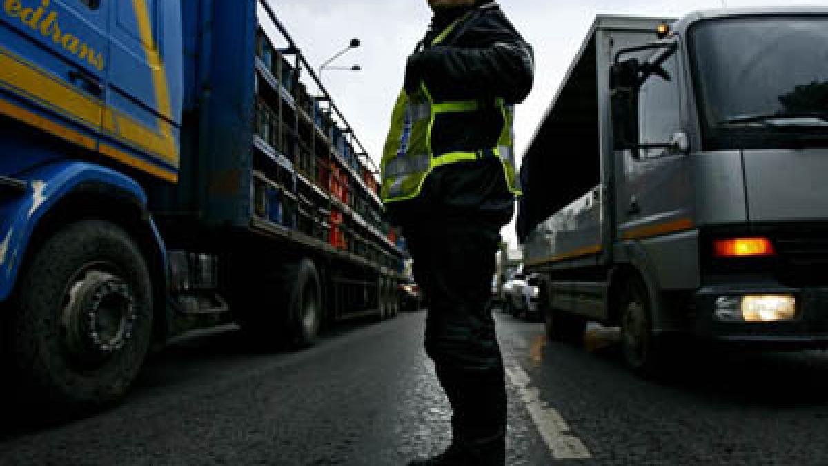 este cel mai mare blestem al romaniei banii intra ca intr o gaura neagra iar asfaltul dispare ca