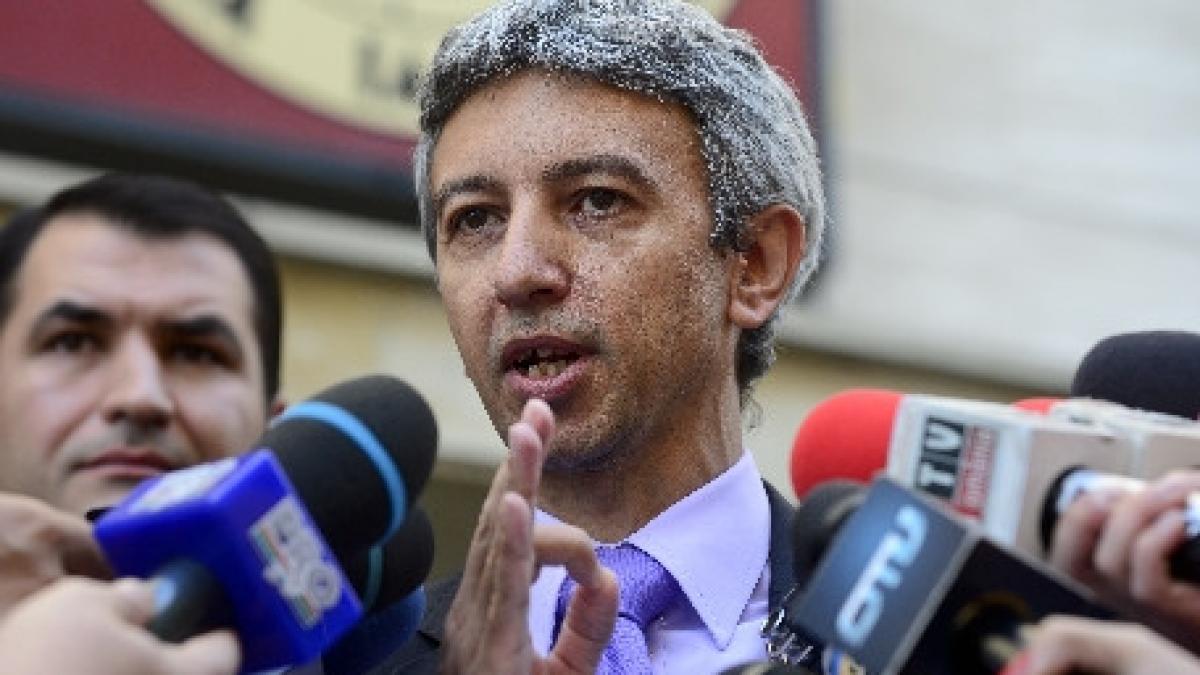 dan diaconescu luni vin cu trei milioane de euro in saci pentru plata salariilor la oltchim