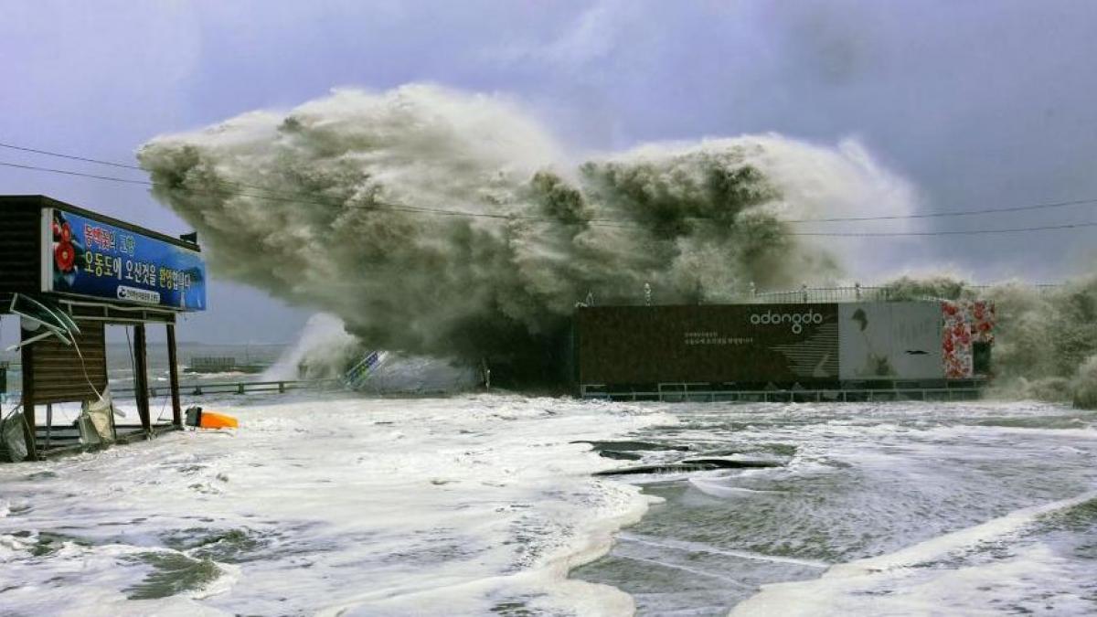 un taifun puternic a facut ravagii in japonia peste 160 de oameni au fost raniti