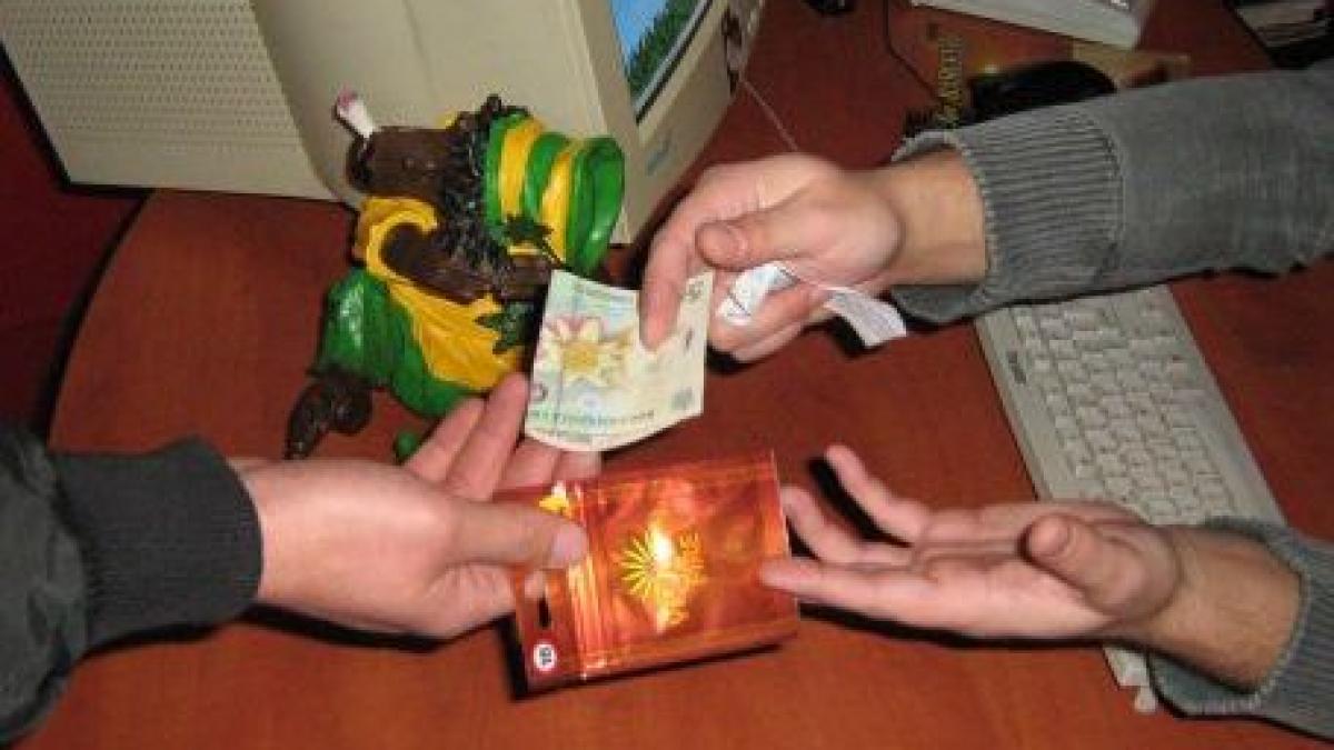 caz socant langa o scoala din constanta trei tineri au fost prinsi in timp ce vindeau droguri la