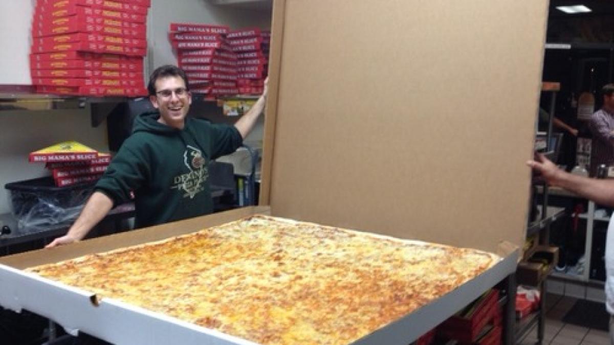 gigantica si delicioasa iata cea mai mare pizza din lume