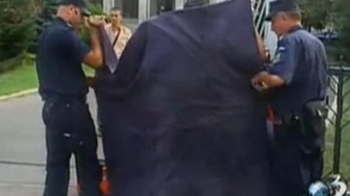 protest la guvern patru oameni s au legat cu lanturi si dispozitive antifurt de gardul institutiei