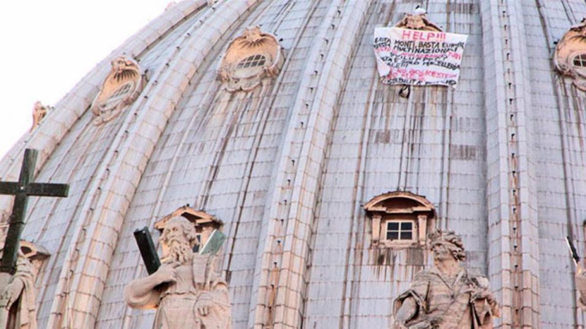 un italian protesteaza de pe acoperisul vaticanului