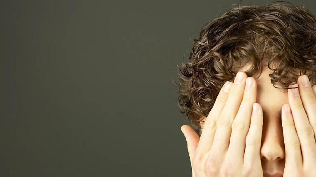 adolescentul care ne da tuturor o lectie de viata orb si cu auzul aproape pierdut baiatul este