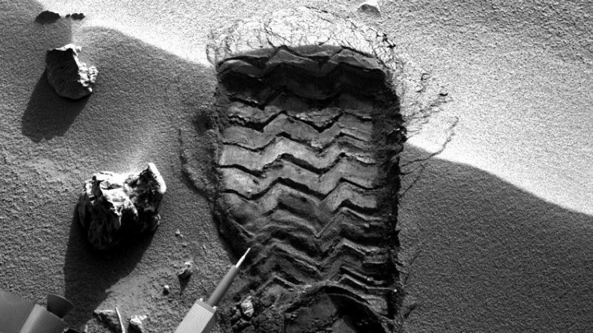 la prima vedere se pare ca omul a calcat pe marte cea mai noua imagine trimisa de curiosity pe terra