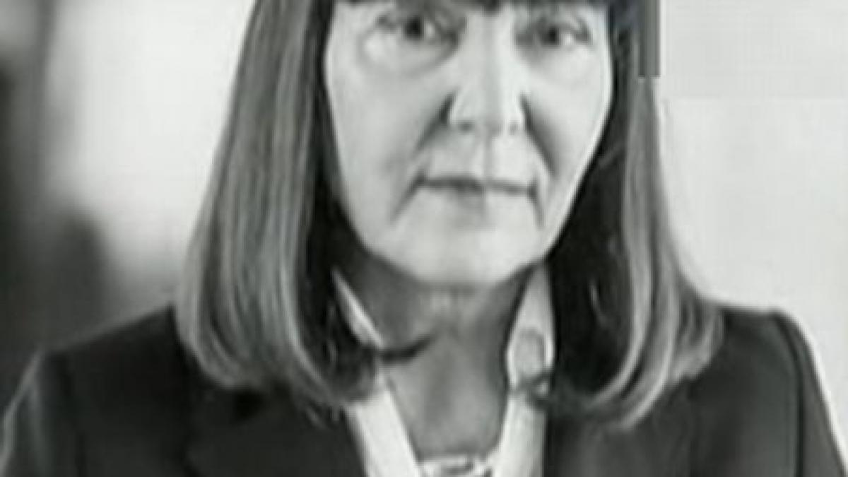 monica macovei pozeaza pentru reviste in rol de femeie puternica