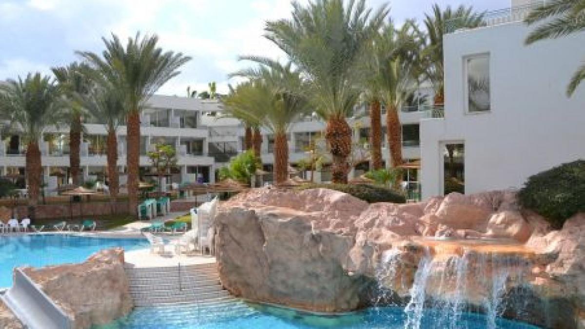 un turist american a impuscat un angajat al hotelului la care statea in israel