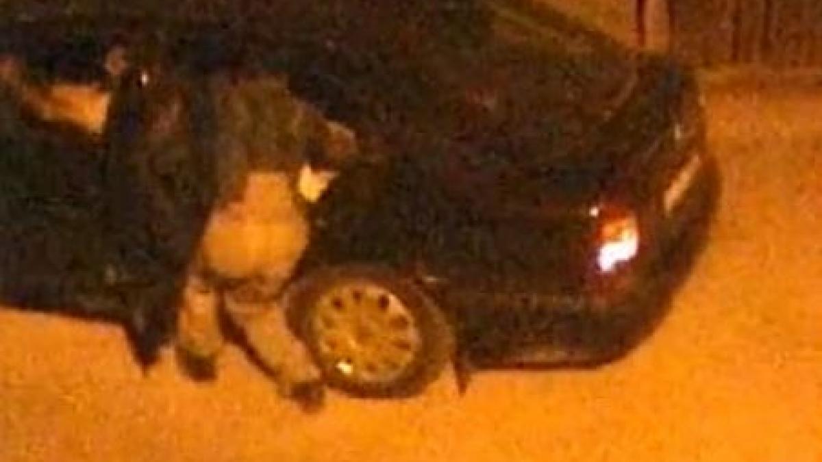 muncitori angajati sa repare trotuarele prinsi in timp ce furau pavele