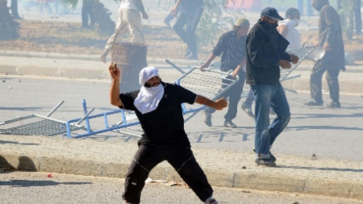 patruzeci si noua de politisti au fost raniti in confruntarile cu manifestanti din tunisia