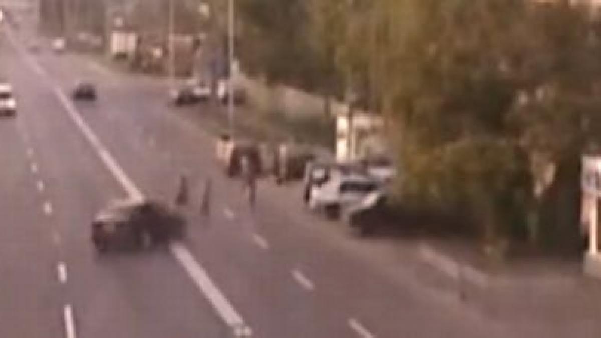 oamenii popice pe sosea doi barbati au fost loviti langa o trecere de pietoni din buzau