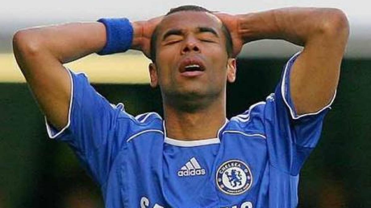 ashley cole pasibil de sanctiune pentru numirea fa gramada de idioti