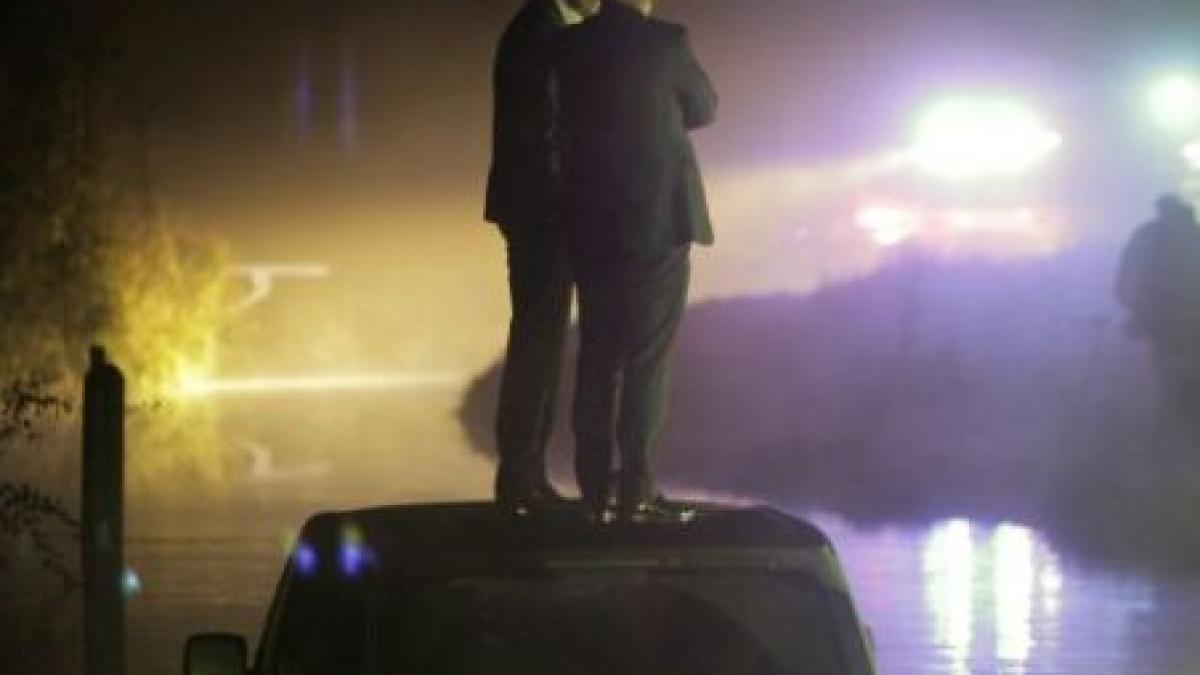 primii parinti gay din marea britanie au incercat sa parcurga un drum inundat vezi aici ce au patit