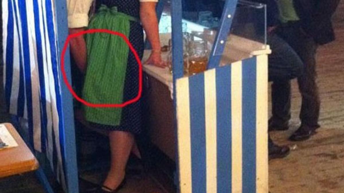 erau in cel mai aglomerat loc din tara si au inceput sa faca asta in vazul tuturor in spatele lor