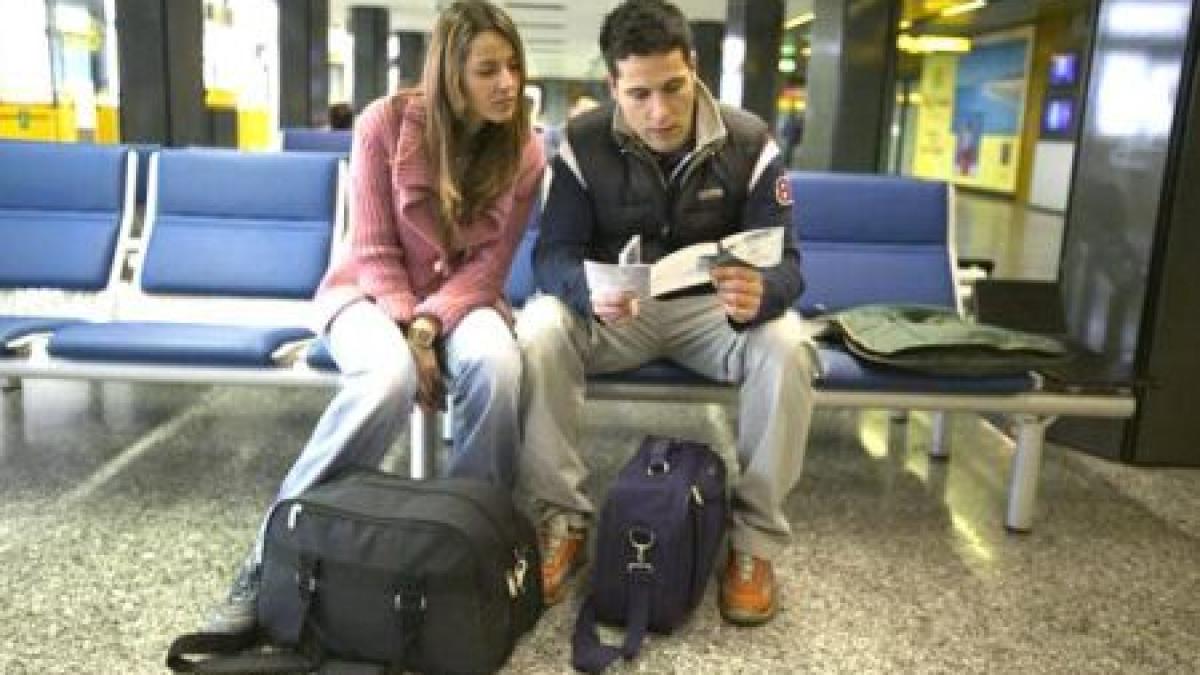 expulzati pentru ca sunt cetateni ai romaniei doi romani sustin ca au fost umiliti de serviciile de