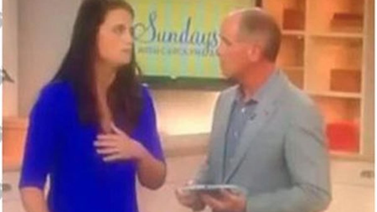 o prezentatoare lesina in direct de doua ori vezi reactia incredibila a colegului sau