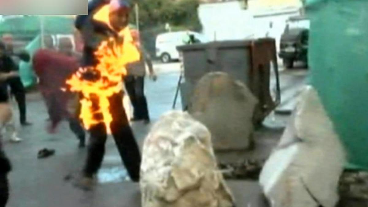 un fost detinut politic albanez si a dat foc in centrul tiranei