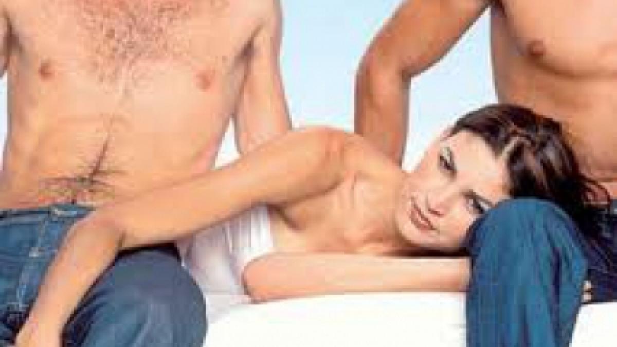 menage a trois in casa prezidentiala din franta vezi cu cine l a impartit prima doamna pe hollande