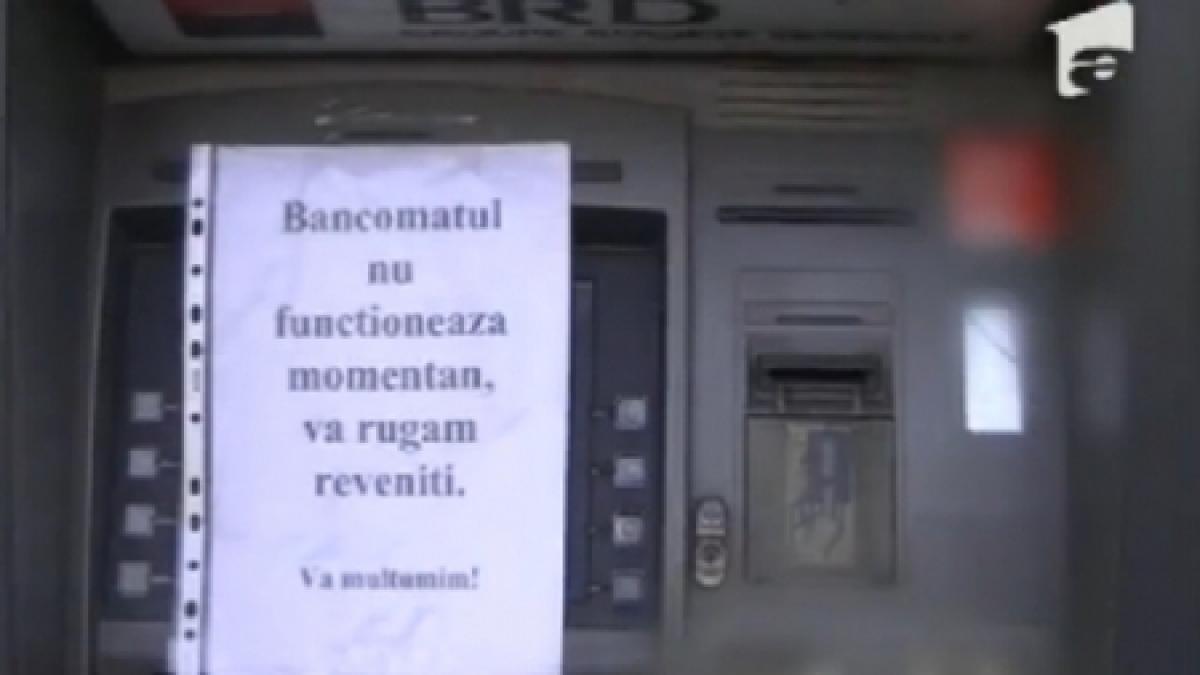 prinsi in timp ce goleau un bancomat hotii furau bani folosind dispozitive artizanale